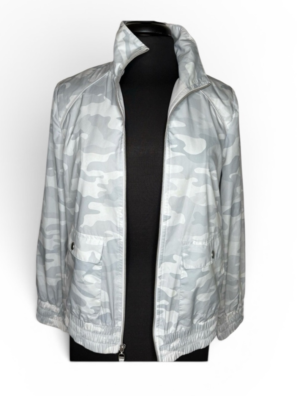 Chico’s Zenergy Gray Camo Zip-Up Lightweight Jacket Size 0 (US 4/6)